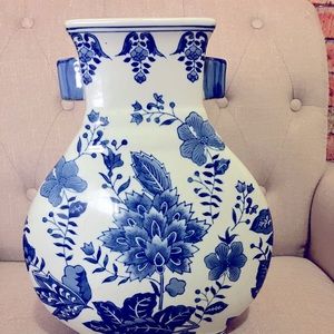 This is a beautiful vintage vase by Formalities by Baum Bros is a stunning piece